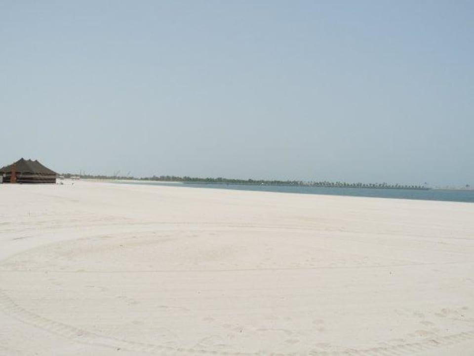 Weiter, weißer Strand menschenleer schön  Emirates Palace Mandarin Oriental