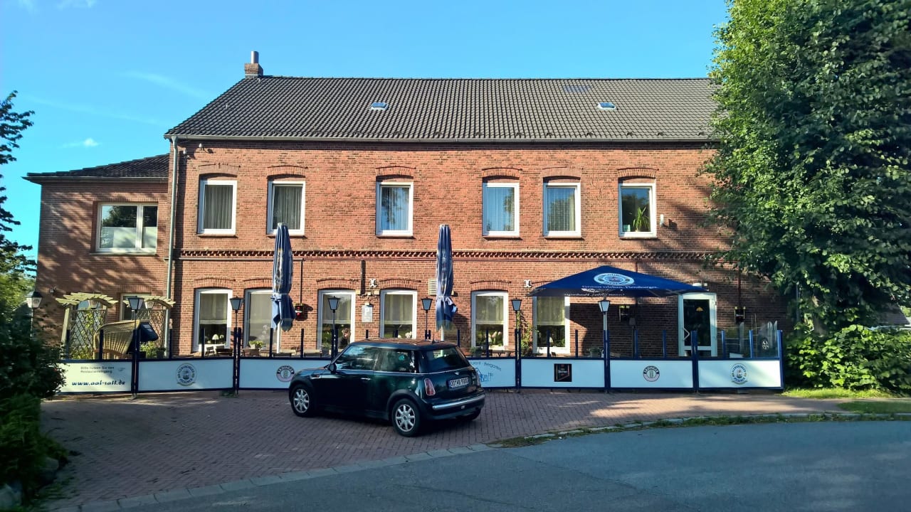 Aussenansicht mit Biergarten Hotel Catharinenberg