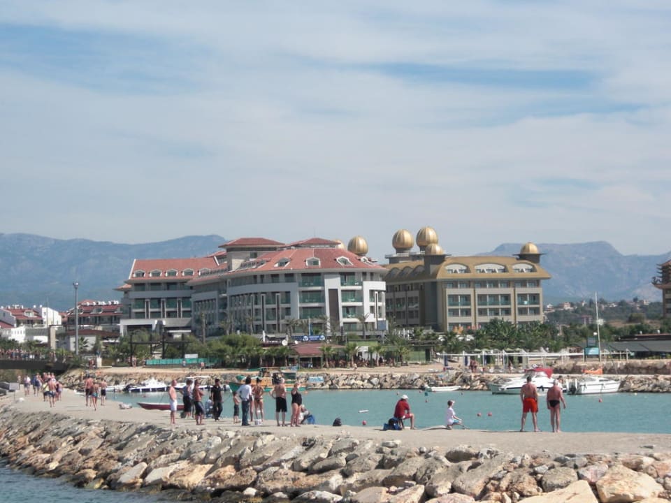 Foto vom Hafen her Aydinbey Kings Palace & Spa