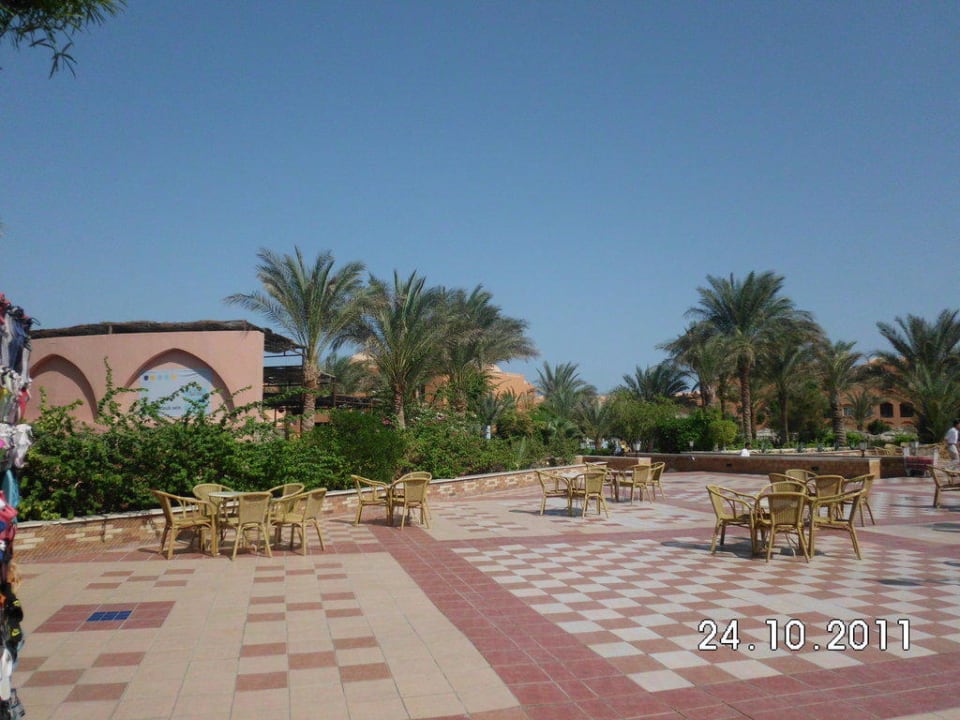 Vor dem Hauptrestaurant Jaz Makadi Oasis Resort