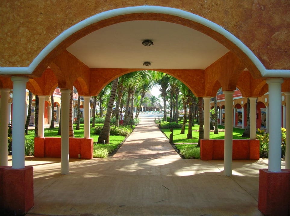 Teil des riesigen Gartens (Hauptweg zum Pool) Catalonia Playa Maroma