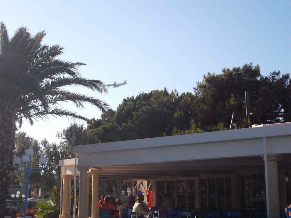 Poolbar mit Flugzeug Hotel Filerimos Village