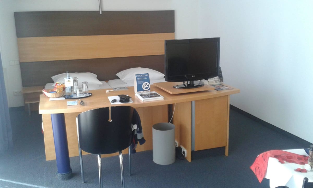 Zimmer vom Eingang aus SEEhotel Friedrichshafen
