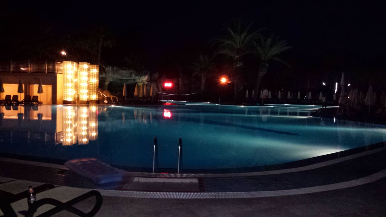 Mainpool bei Nacht Monachus Family Resort Sorgun