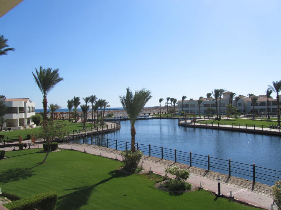 Blick vom Balkon zum Strand Pickalbatros Dana Beach Resort - Hurghada
