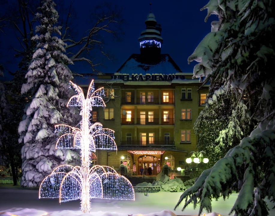 Kurpark Wielka Pieniawas im Schnee Kurhotel Wielka Pieniawa