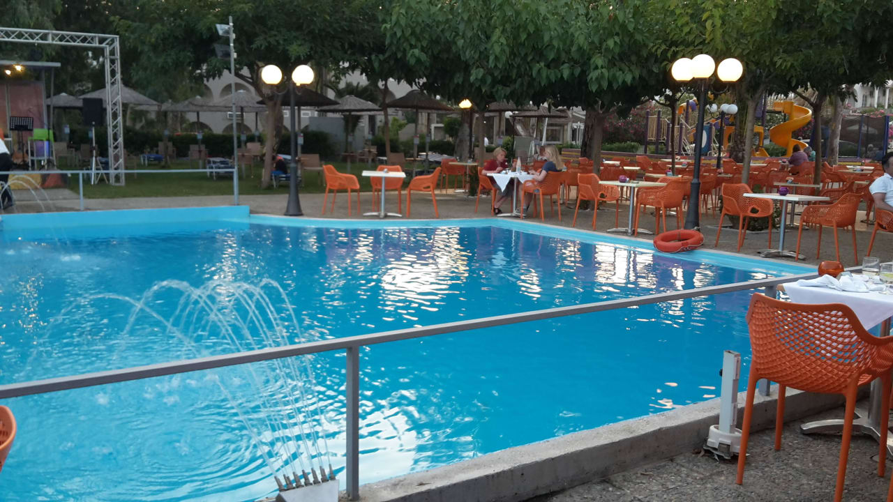 Poolanlage mit Aussensitzplätzen des Restaurants Hotel Corissia Princess