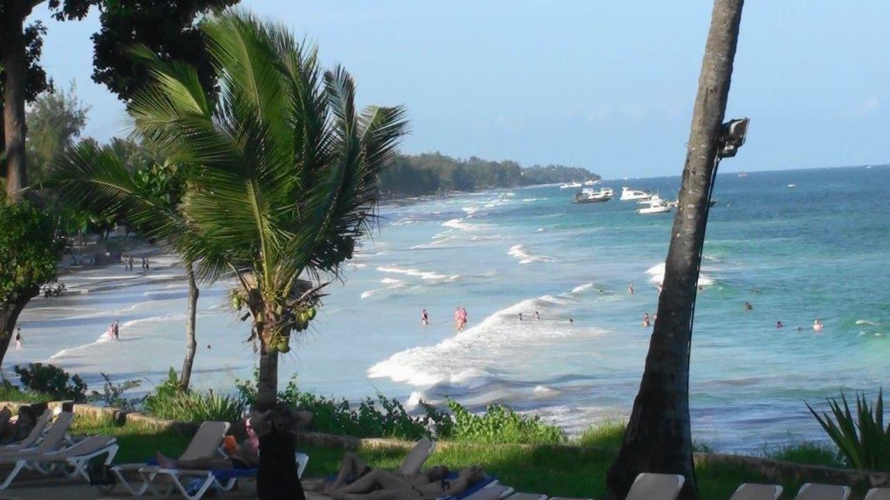 Strand unterm Baobab  Baobab Holiday Resort