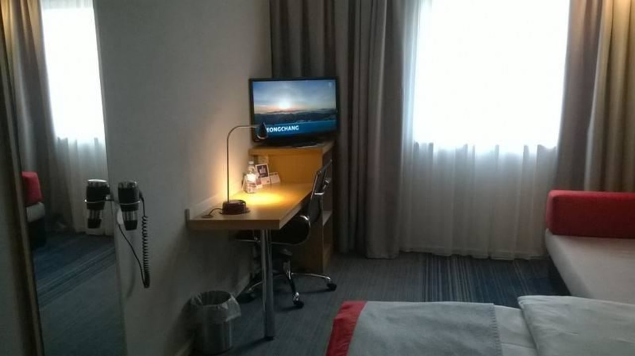 Bett, Couch, Schreibtisch und TV Holiday Inn Express Frankfurt - Airport