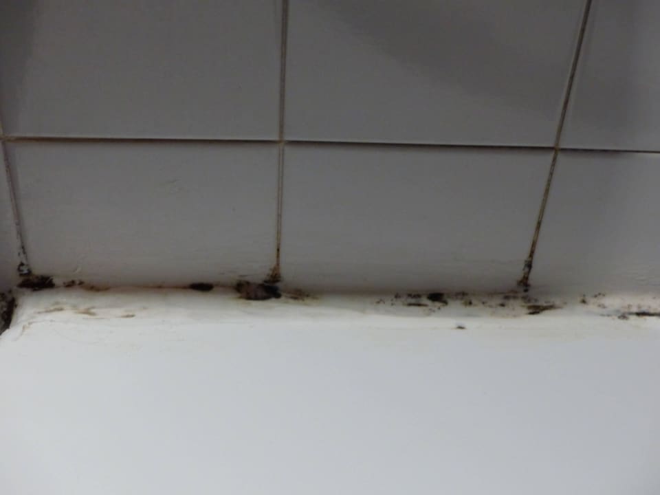 Total verdreckte Silikon-Abspritzung Badewanne/Wan Hotel San Remo