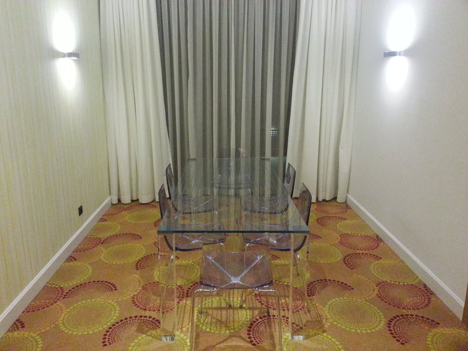 Essbereich der Suite Courtyard Hotel Budapest City Center