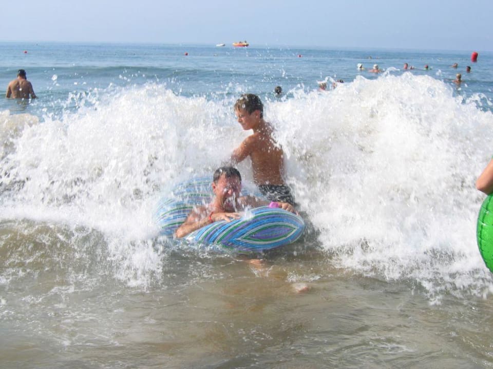 Wellenreiten im Meer VONRESORT Golden Beach