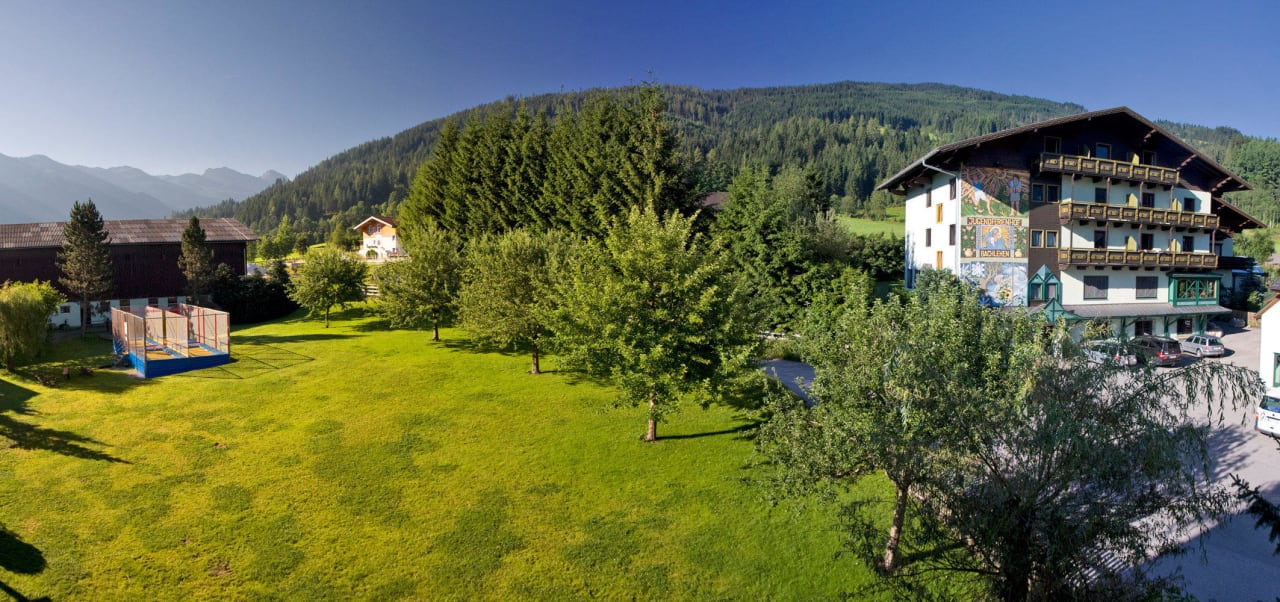 Haus Bachlehen mit Liegewiese und Trampolinanlage Bachlehen & Johanneshof, Jugendsporthotel