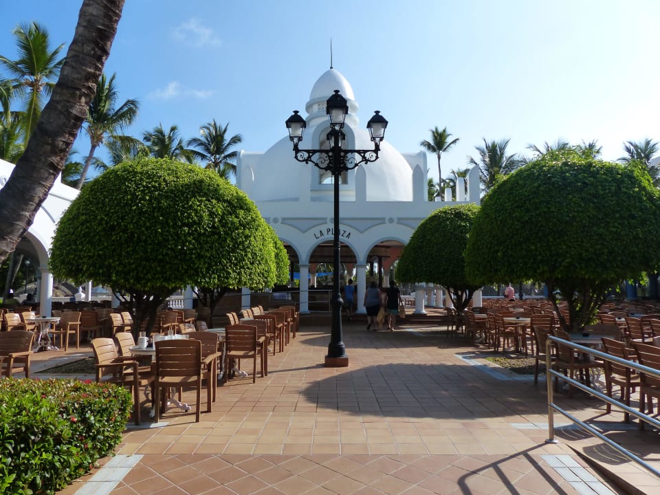 Der Plaza vor dem Pool Hotel Riu Bambu