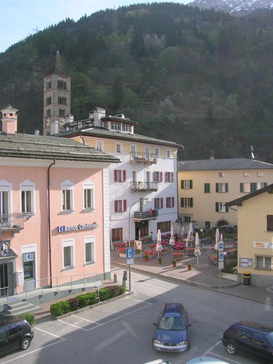 Blick auf den Dorfplatz Hotel Suisse