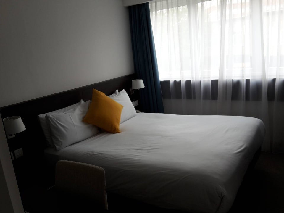 Schönes Doppelbett, mit angenehm harter Matratze Pelican London Hotel and Residence