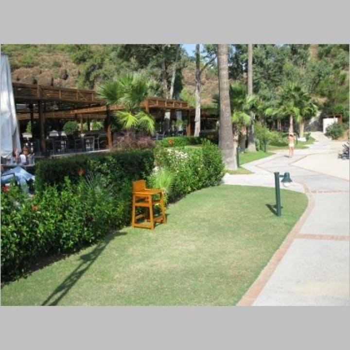 Weg am Hauptstrand, links Oasis Buffet-Restaurant D Maris Bay