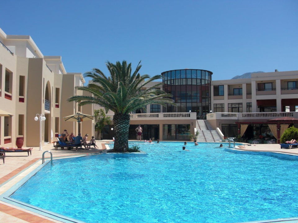 Blick über den Pool zum Haupthaus Mythos Palace Resort & Spa