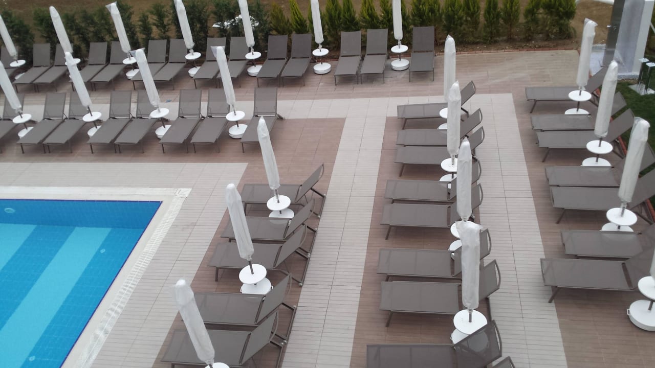 Liegen am Pool J'adore Deluxe Hotel & Spa