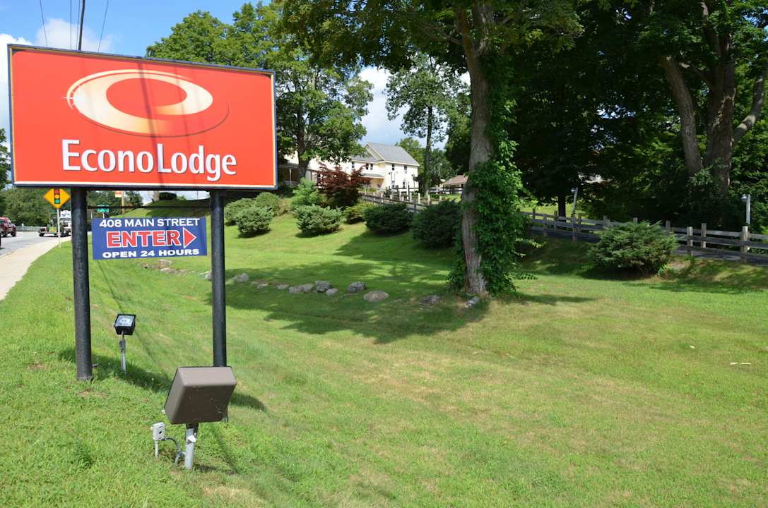 Hotel signage Econo Lodge Sturbridge