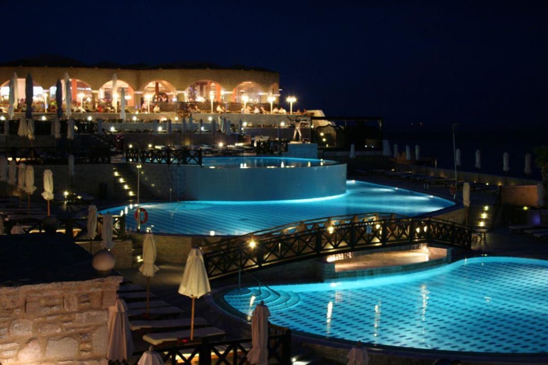 Poolanlage Helios Bar am Abend Hotel Kalithea Horizon Royal