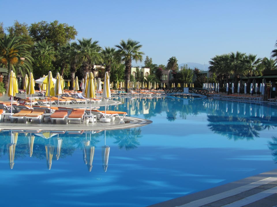 Pool beim Hauptrestaurant VONRESORT Golden Beach