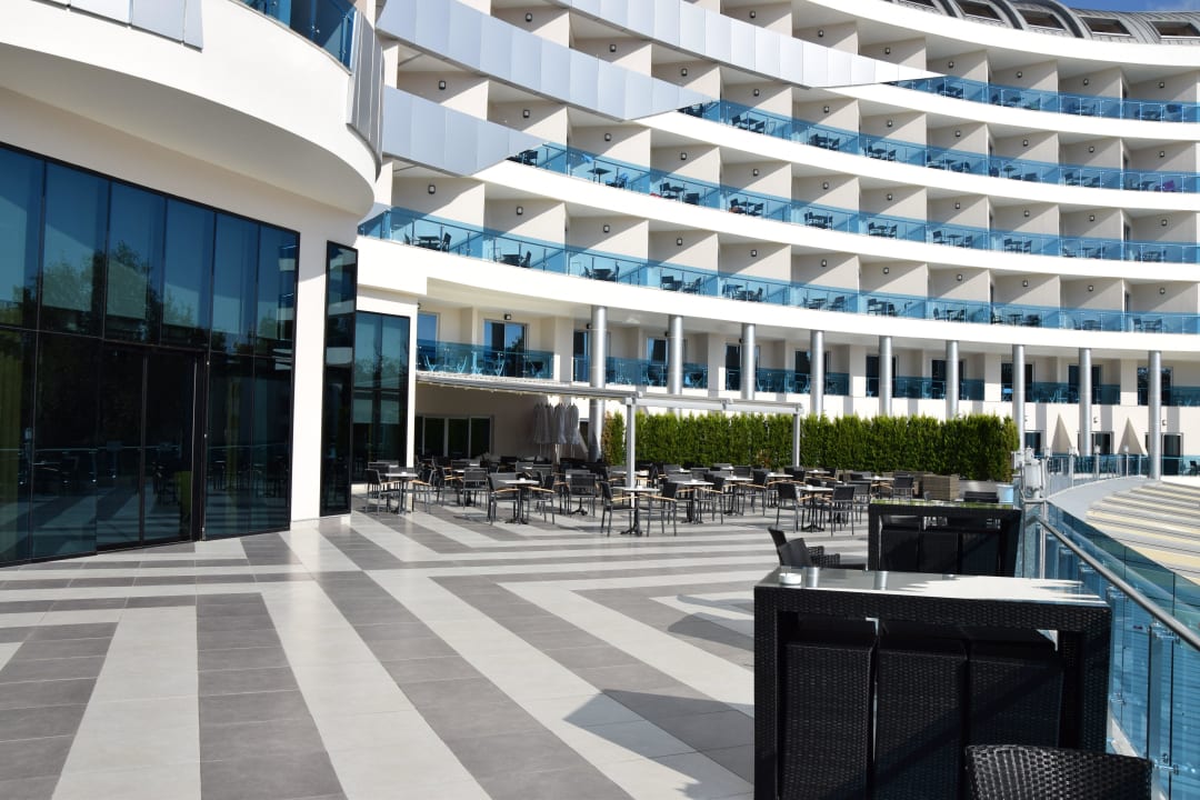 Terrasse hinter der Lobby mit Bar Hotel Botanik Platinum