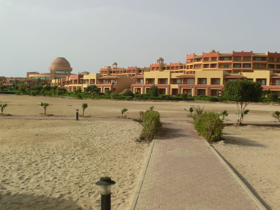 Il villaggio visto dalla spiaggia e le camere  Malikia Resort Abu Dabbab