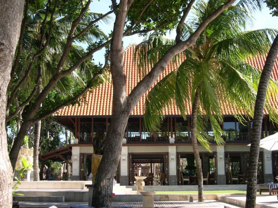 Beach Restaurant, vom Pool gesehen. Puri Santrian