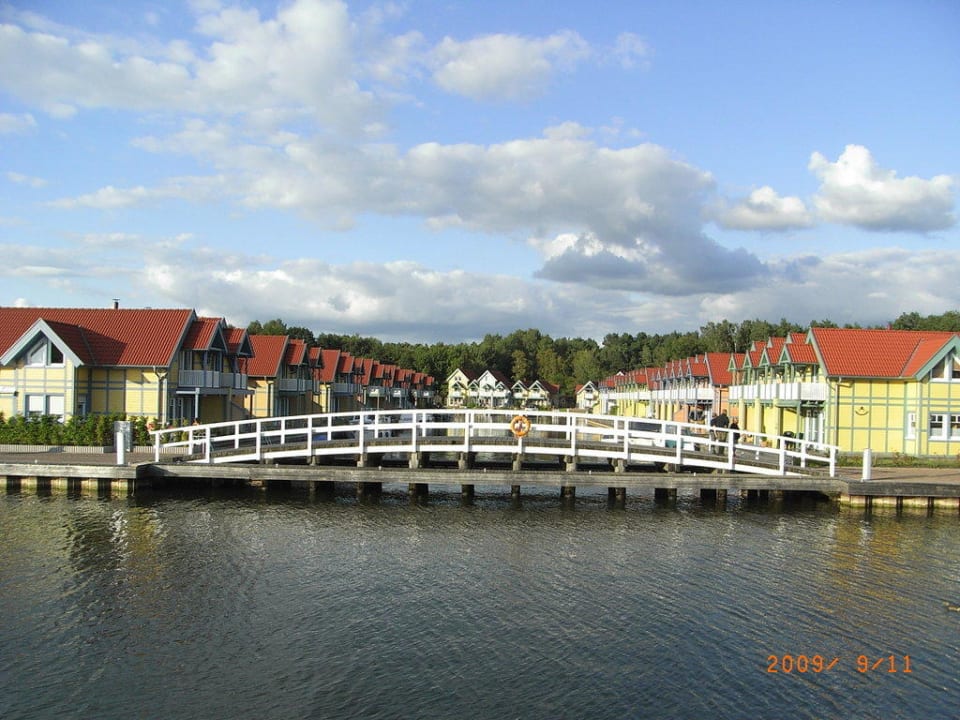 Blick auf die Häuser Precise Resort Hafendorf Rheinsberg
