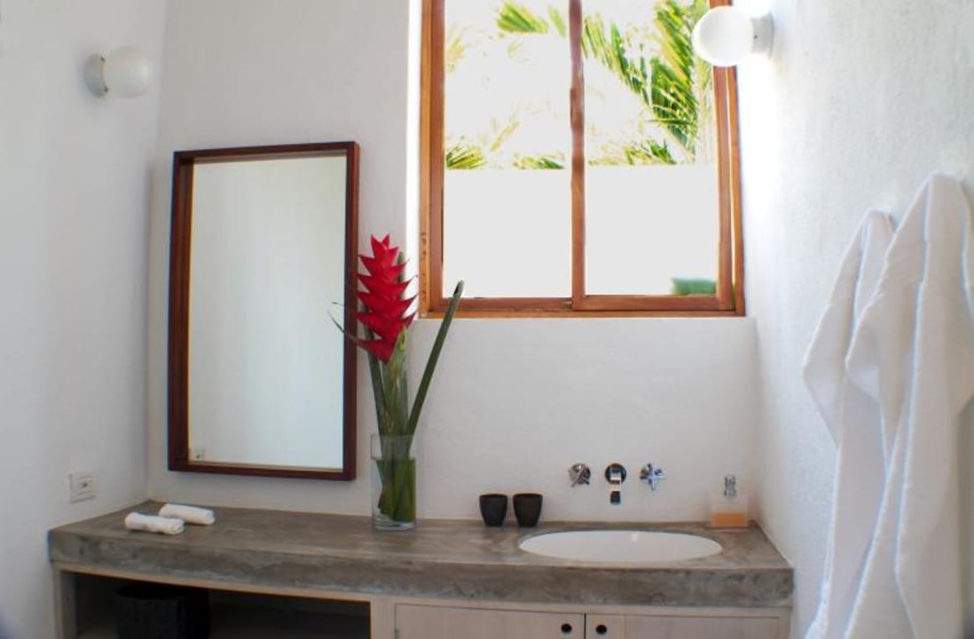 Private bathroom of the standard rooms Los Patios Hotel Granada