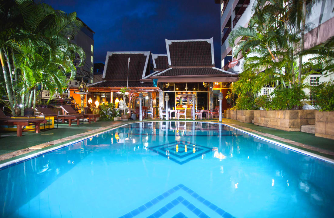 Pool Kelly's Residency