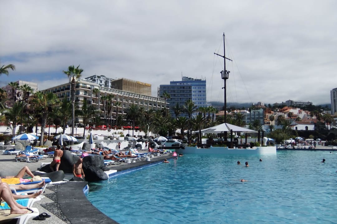 Blick von den Meerwasserschwimmbecken zum Hotel Hotel ValleMar