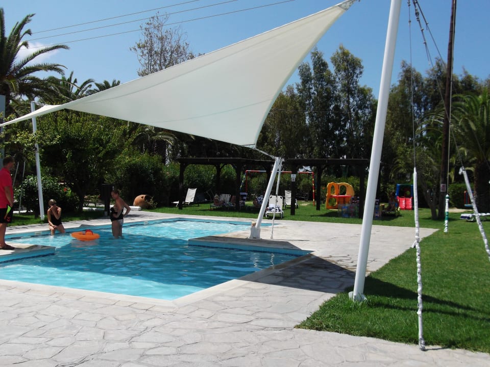 Kinderpool am Hauptrestaurant Atlantica Marmari Beach