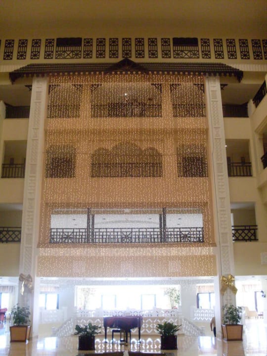 Weihnachtsdekoration in der Lobby Steigenberger ALDAU Beach Hotel