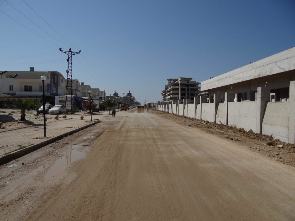 Der Weg von den Geschäften zurück Belek Beach Resort Hotel