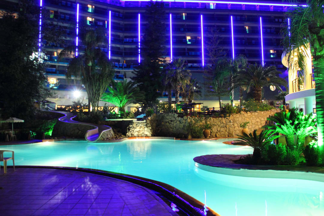 Schön beleuchtet Hotel Calypso Beach