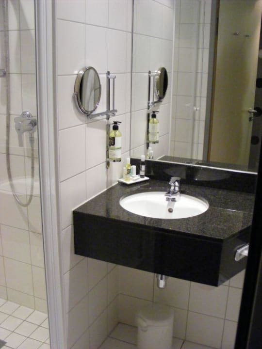 Waschtisch und Kosmetikspiegel Mercure Neu-Isenburg