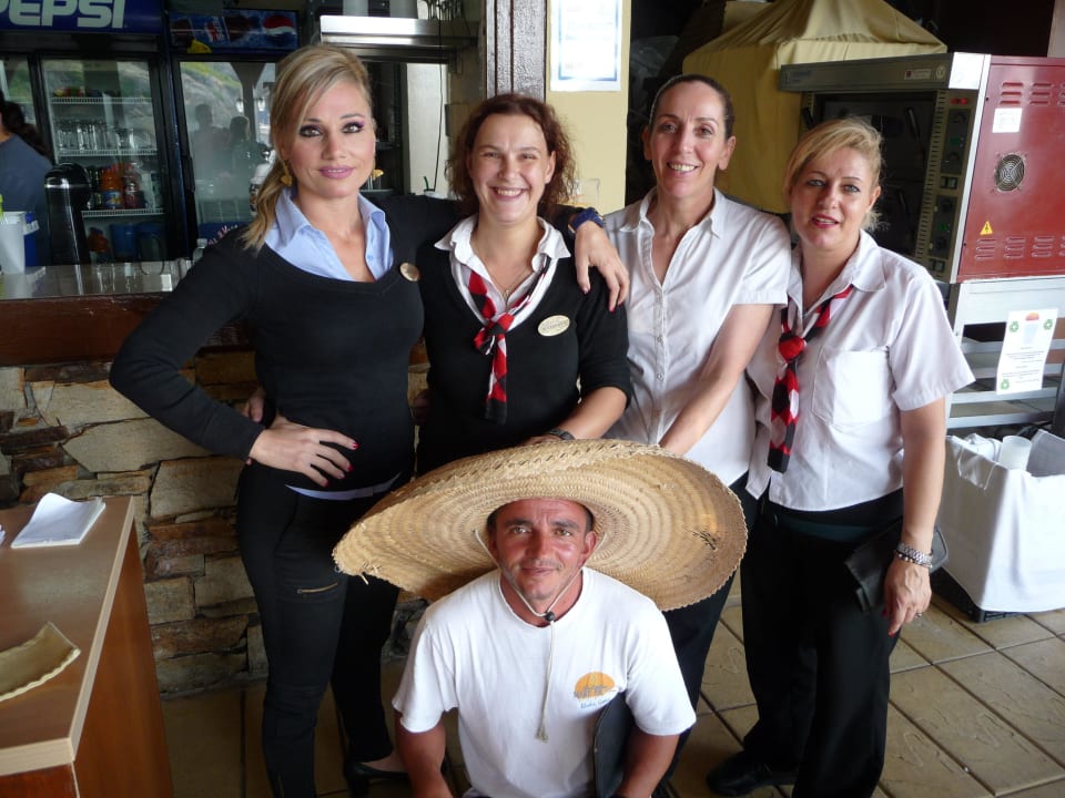 Alexandra und das Team der Beach-Bar The Roc Hotel Kalithea Horizon Royal