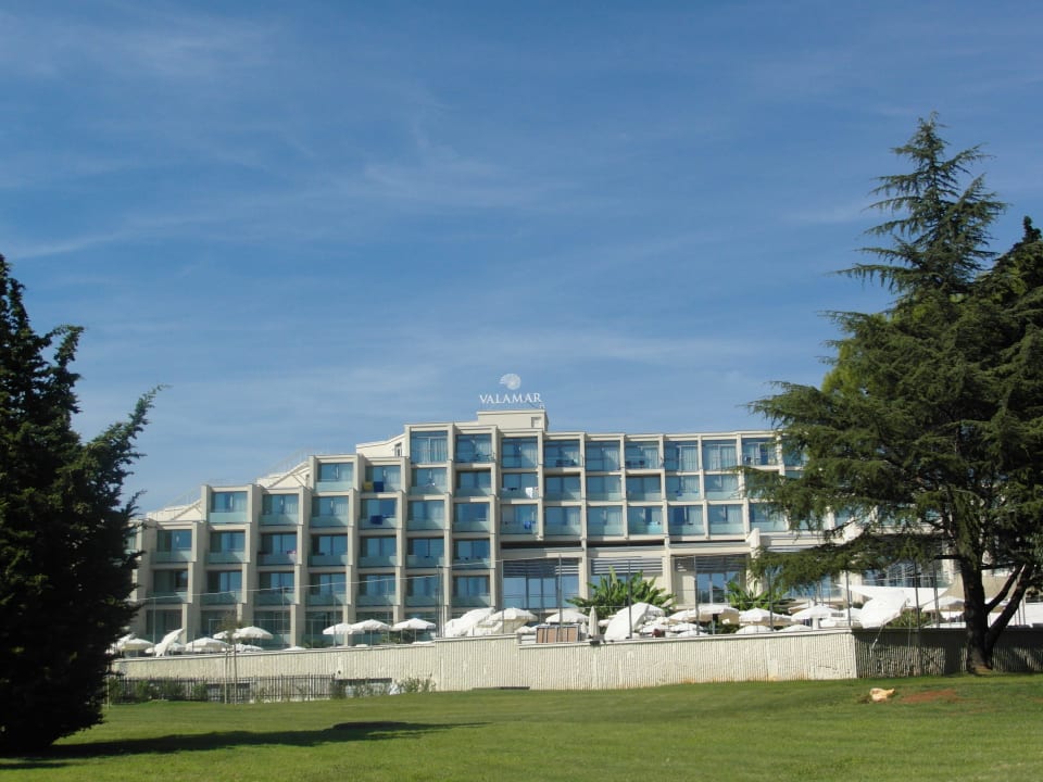 Rückansicht mit Poolanlage Valamar Parentino Hotel