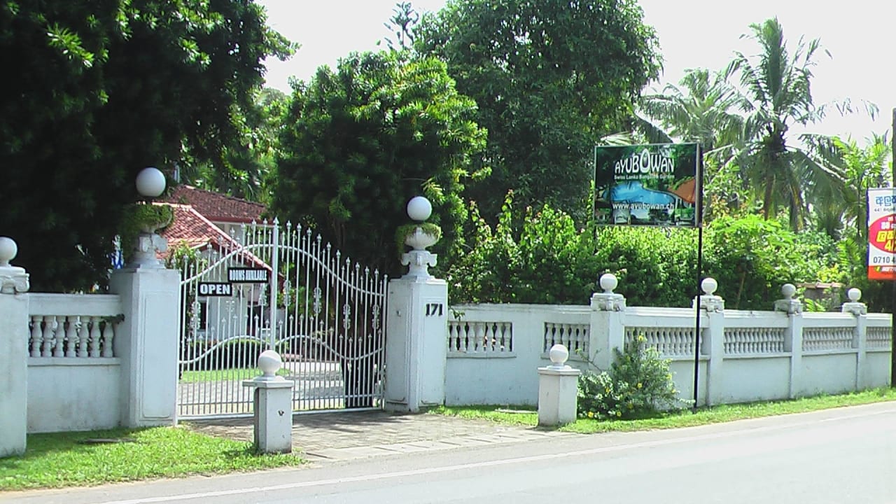 Strassenseite Ayubowan Swiss Lanka Bungalow Resort