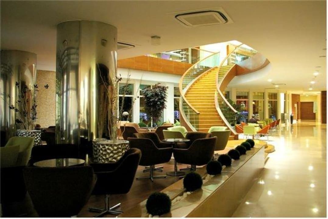 Gemütliche Sitzgelegenheit vor dem Cafe Sunis Evren Beach Resort Hotel & Spa