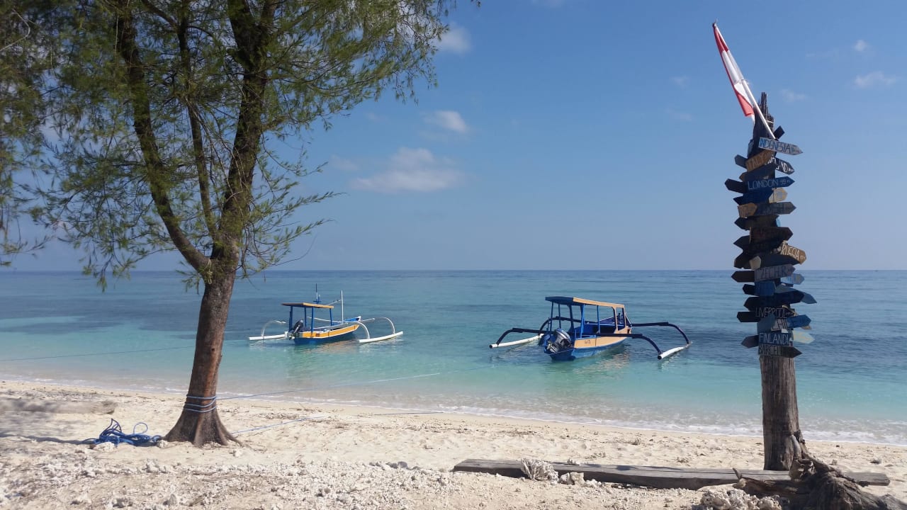 Plaża przed hotelem Yaya Bungalows Blue Coral