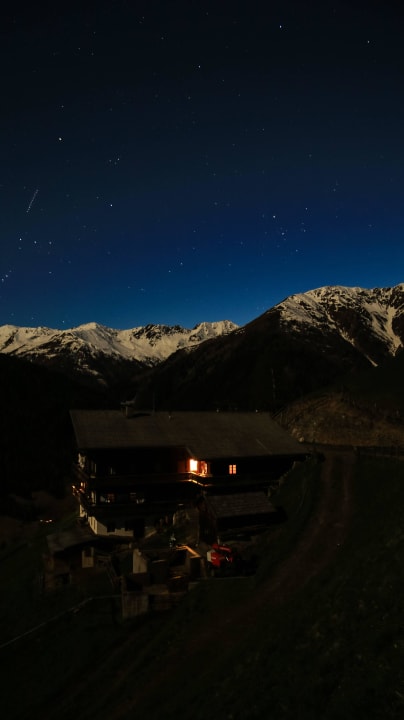Bergbauernhof bei Nacht Bergbauernhof  Ausserberglet & Sandalm  Almhütte