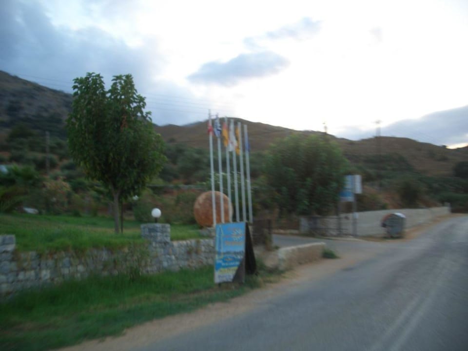 Einfahrt Pinelopi Apartments