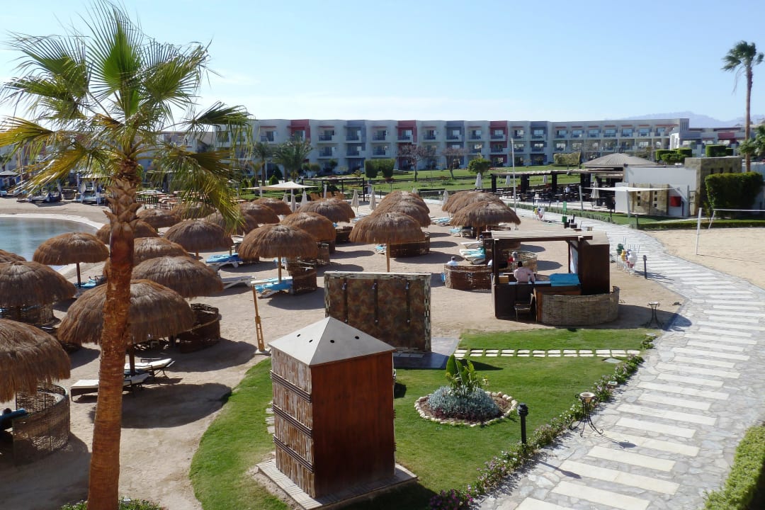 Liegen und Restaurant - Lagune SUNRISE Crystal Bay - TUI BLUE