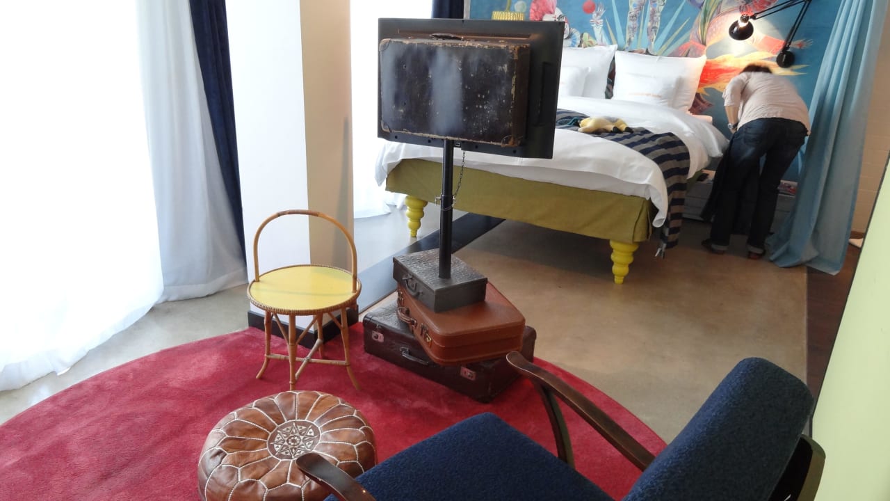 Aufenthaltsbereich mit Flachbildfernseher 25hours Hotel Wien beim MuseumsQuartier