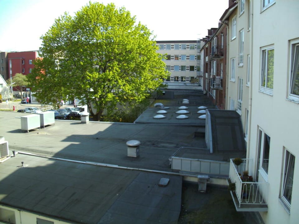Blick vom Zimmer 211 auf der Hotelrückseite Garner Hotel Hamburg - Wandsbek Marktplatz