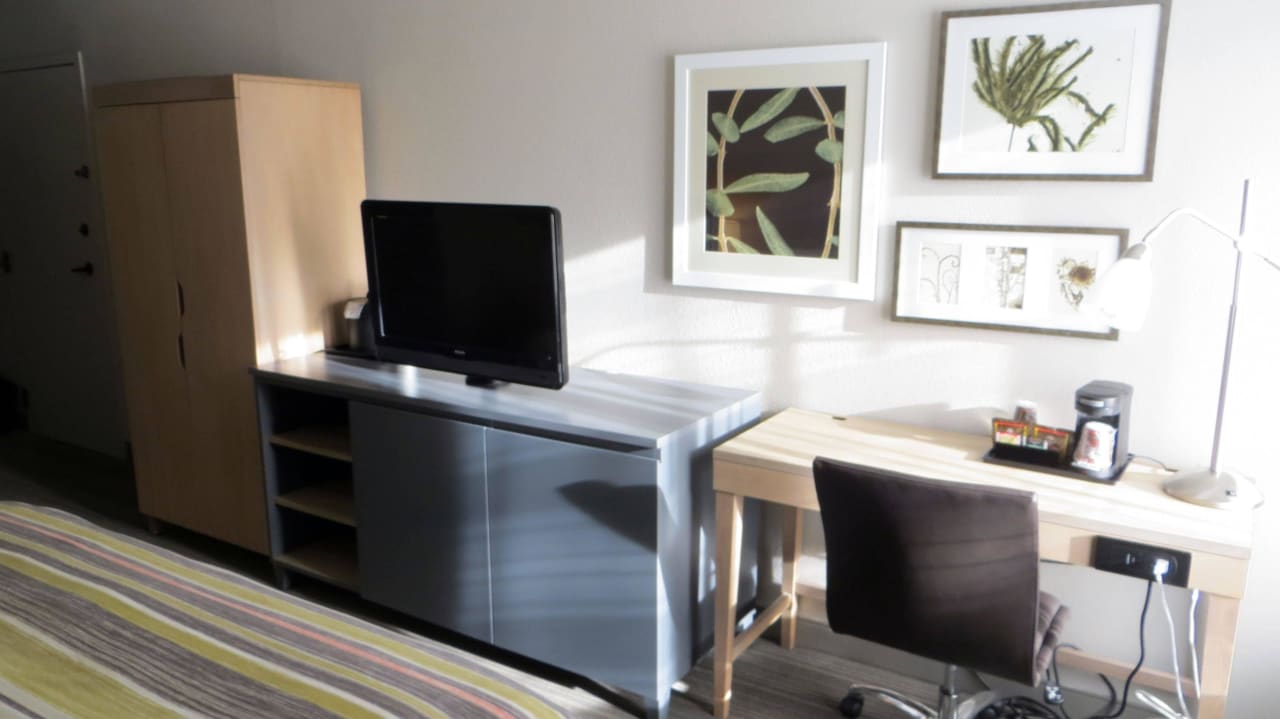 Arbeitstisch, Fernsehgerät, Kaffeemaschine Country Inn & Suites By Carlson