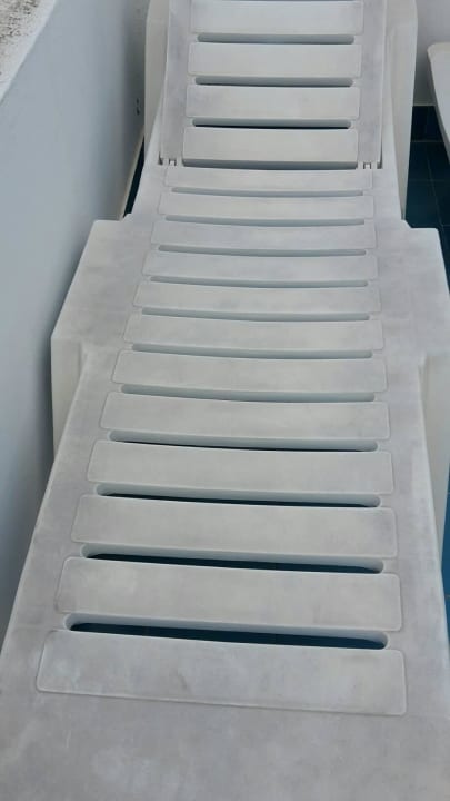 Balkonmöbel sahen schon ewig kein Putzmittel mehr Aparthotel Costa Mar